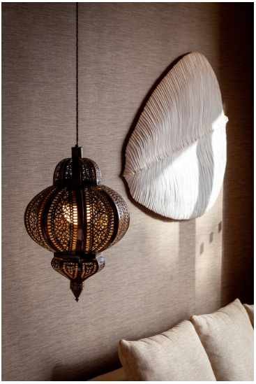 detalle de lampara en habitación hotel