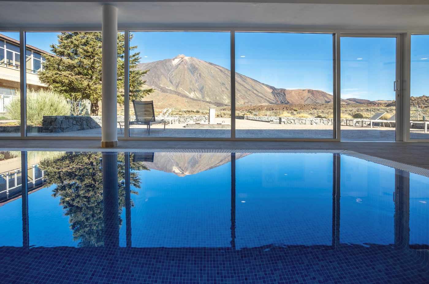 Fotografia de Hoteles en Tenerife 11 piscina cubierta con vistas al Teide